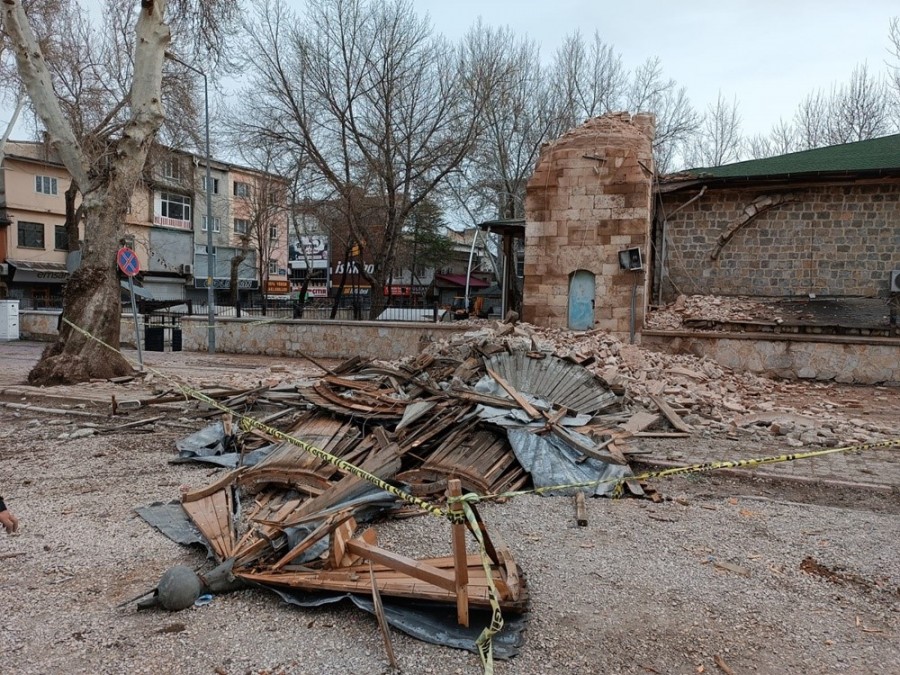 730 yıllık cami minaresi artçı sarsıntıda yıkıldı