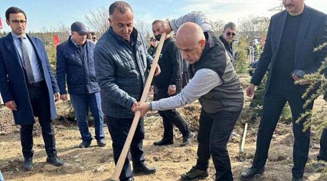 Bakan Kirişci, depremde hayatını kaybedenler için fidan dikti