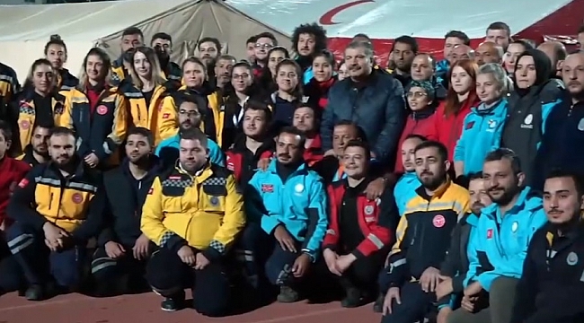 Bakan Koca, sahurunu Hatay'da sağlık çalışanları ile yaptı