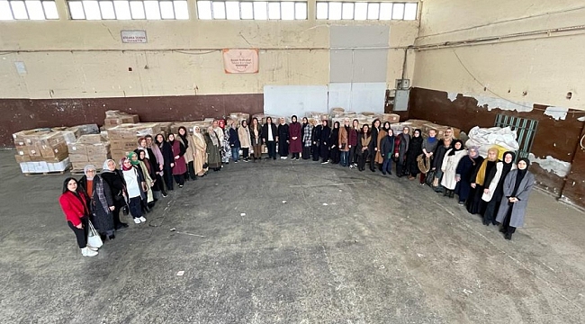 Bursa'da AK Kadınlardan Hatay'a mutfak malzemesi