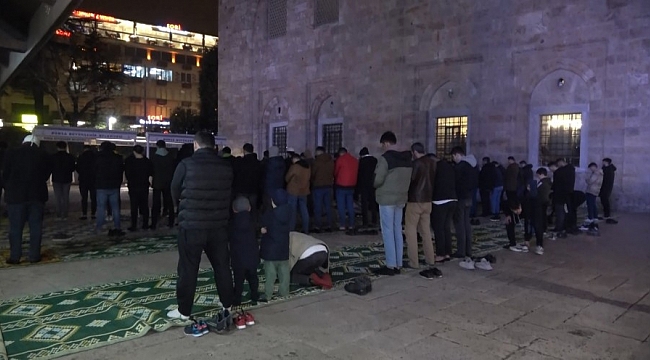 Bursa'da ilk teravih namazında camiler doldu taştı