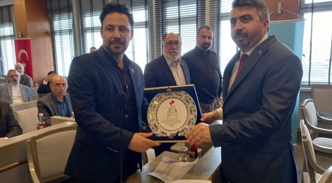 CHP'li meclis üyesinden Başkan Yılmaz'a plaket