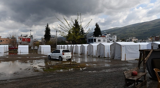 Depremzede çadırları sular içinde kaldı