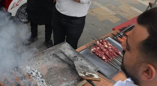 Depremzede esnaf kepenklerini kaldırdı