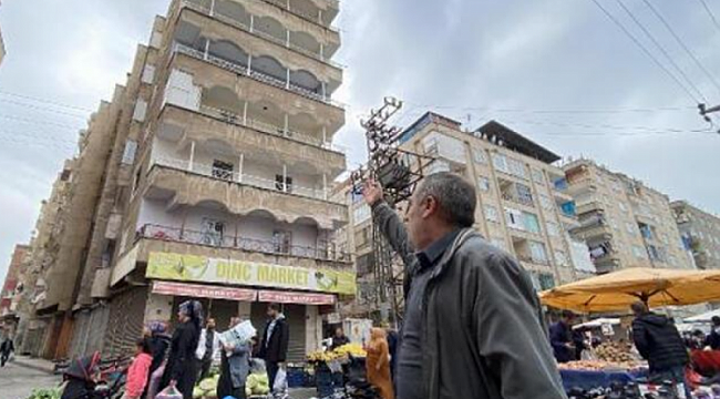 Diyarbakır'da ağır hasarlı bina önünde pazar kuruldu