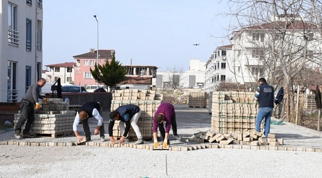 İznik'te kilitli parke taşı çalışmaları yapılıyor