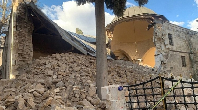 Kilis'te ağır hasarlı tarihi caminin duvarı çöktü