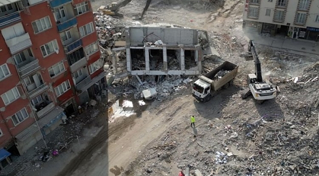 Malatya'da enkaz kaldırma çalışmaları sürüyor