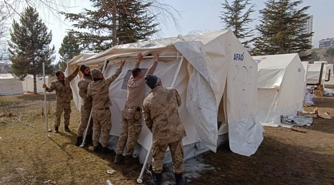 Mehmetçik depremzedelerin yaralarını sarmaya devam ediyor