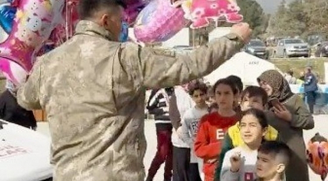 Mehmetçik'ten depremzede çocuklara moral desteği