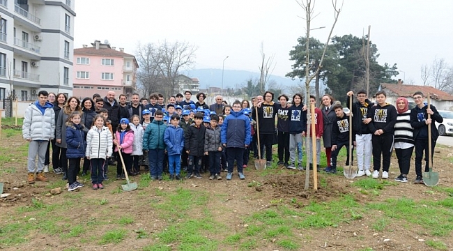 Nilüfer'de öğrenciler fidan dikti