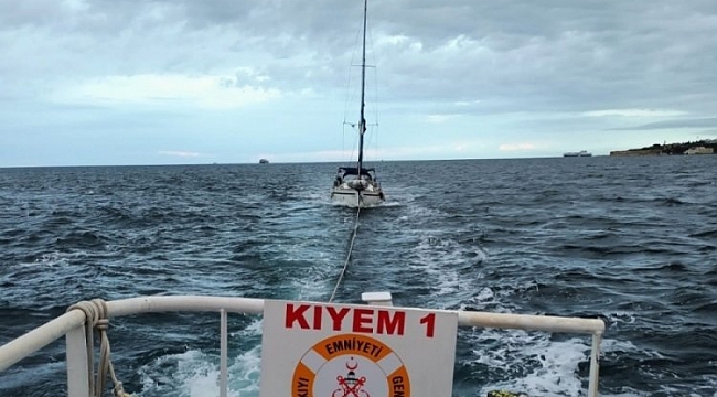Çanakkale Boğazı'nda yat makine arızası yaptı