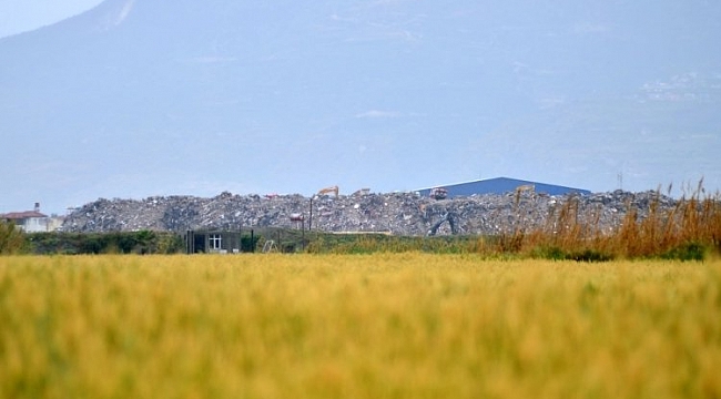 Deprem molozları Hatay'da dağ gibi oldu