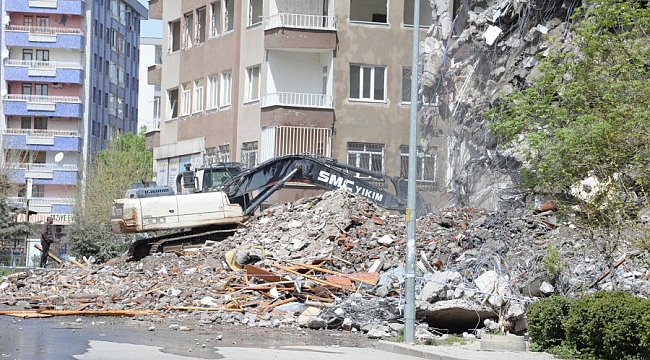 Diyarbakır'da ağır hasarlı binaların yıkımı başladı