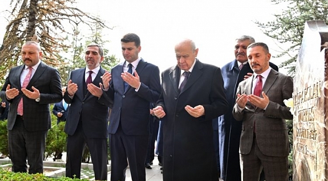 MHP lideri Bahçeli, Alparslan Türkeş'in kabrini ziyaret etti