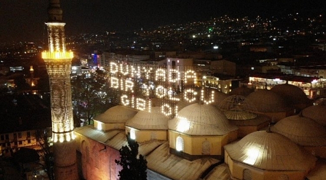 Ulu Cami'ye asılan Ramazan mahyası değiştirildi