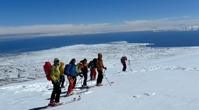 Yabancı dağcılar Nemrut Dağı'nda dağ kayağı yaptı