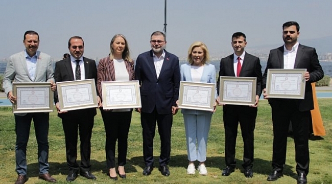 AK Parti'nin İzmir Milletvekilleri mazbatalarını aldı