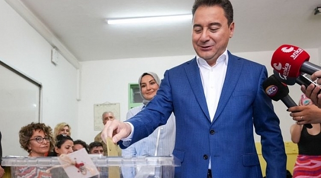 Ali Babacan ve eşi oylarını kullandı