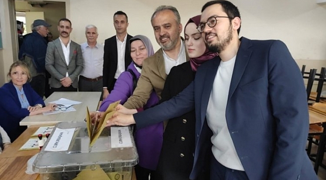 Alinur Aktaş ailesiyle birlikte sandık başında
