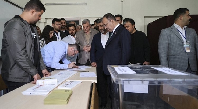 Bakan Bozdağ, Şanlıurfa'da oyunu kullandı