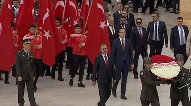 Bakan Kasapoğlu gençlerle birlikte Anıtkabir'de
