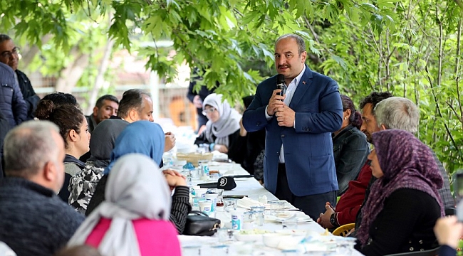 Bakan Varank depremzedelerle buluştu