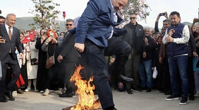Bakan Varank, Hıdırellez ateşinden atladı