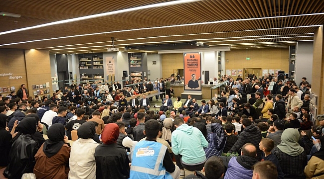 Bakan Varank, Yıldırım'ın 'Uyumayan Kütüphanesi'nde gençlerle buluştu