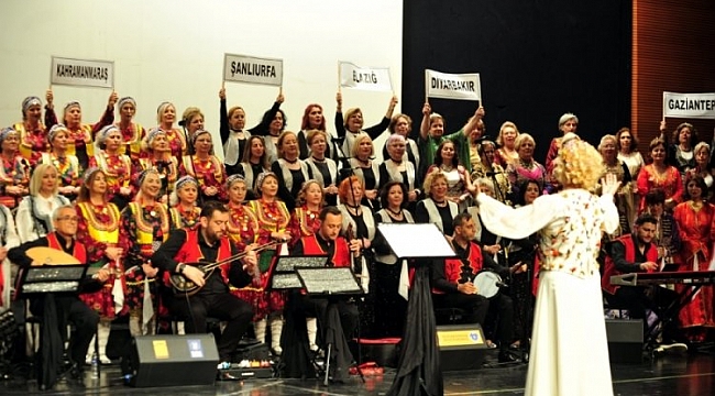 Bursa'da depremzedeler için verilen konser yoğun ilgi gördü