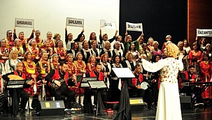 Bursa'da depremzedeler için verilen konser yoğun ilgi gördü 