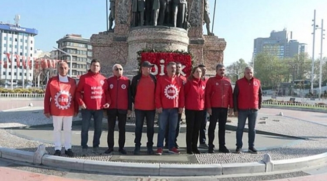DİSK üyeleri Taksim Cumhuriyet Anıtı'na çelenk bıraktı