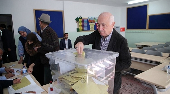 Eski TBMM Başkanı Cemil Çiçek oyunu kullandı