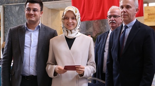 Meclisin en genç milletvekili kaydını yaptırdı