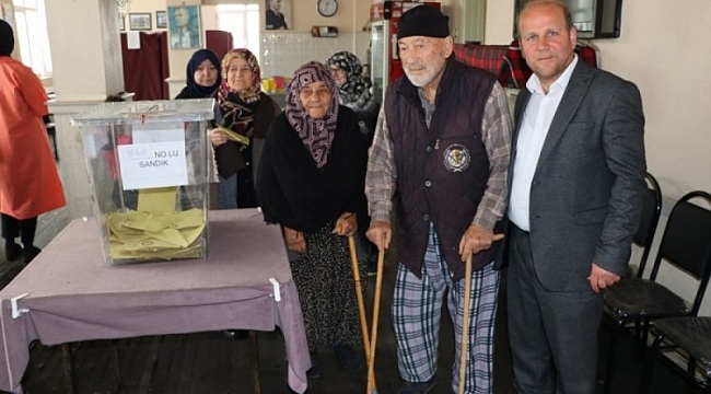 Sakarya'da asırlık çınarlar oy kullandı