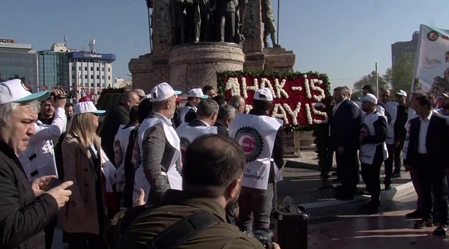 Taksim'e HAK-İŞ Konfederasyonu üyeleri çelenk bıraktı