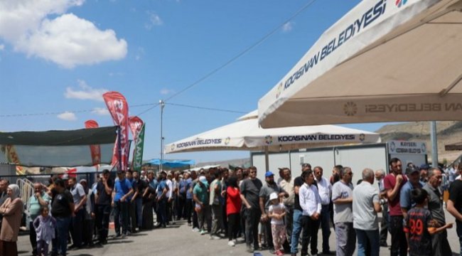 Ahmet Çolakbayrakdar Erkilet'te vatandaşlarla bayramlaştı