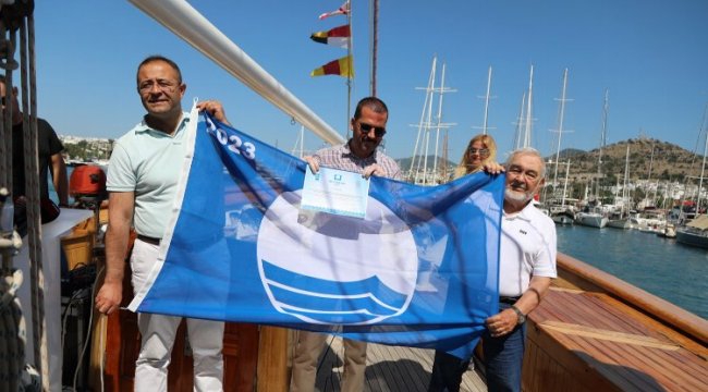 Bodrum'da okul gemisine 'mavi' bayrak