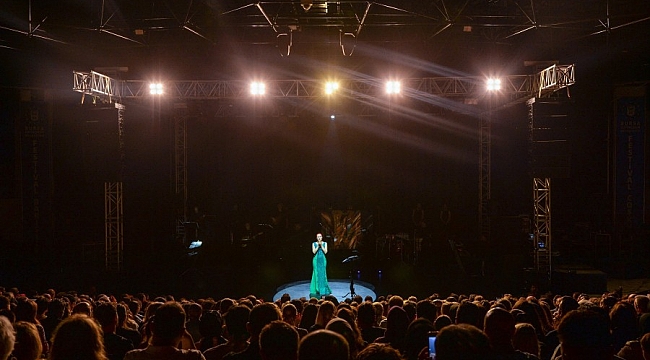 Bursa'da Candan Erçetin unutulmaz bir konser yaşattı
