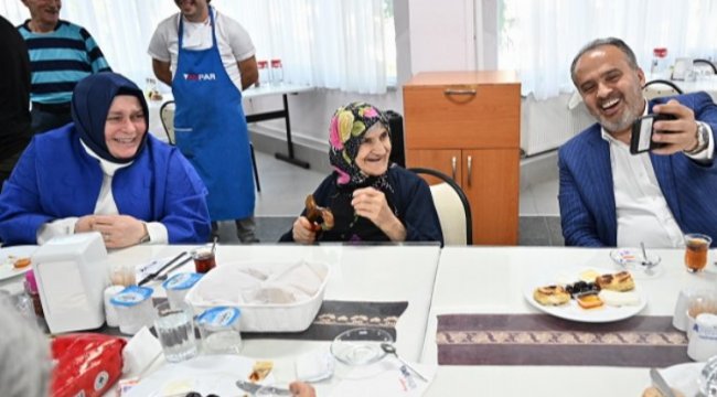 Bursa'da huzurevinde bayram neşesi