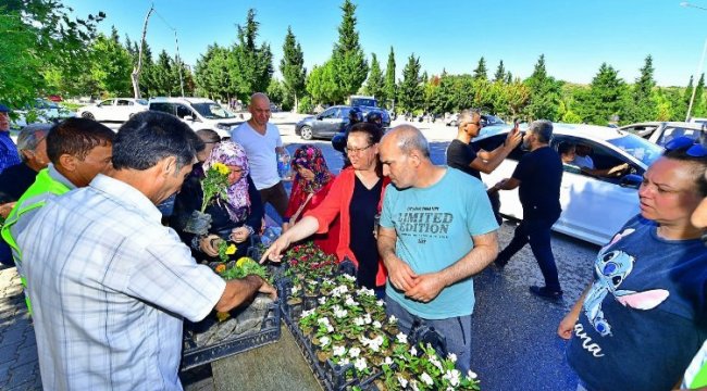 Büyükşehir'den mezarlıklarda çiçek sürprizi