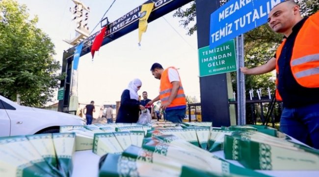 Diyarbakır'da kabir ziyareti yapanlara lokum ikramı