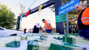 Diyarbakır'da kabir ziyareti yapanlara lokum ikramı