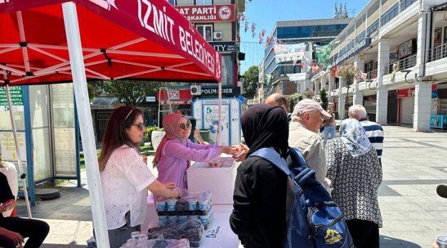 İzmit Belediyesi'nden vatandaşlara etli pilav