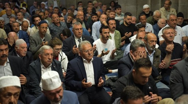 Kayseri protokolü vatandaşlarla bayramlaştı