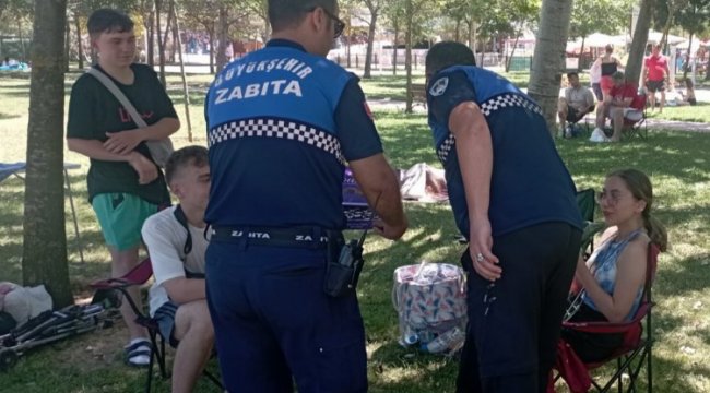 Kocaeli Büyükşehir zabıtasından tatilcilere çikolata ikramı