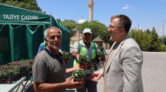 Nevşehir'de mezarlıklarda karanfil dağıtıldı