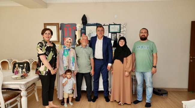 Savran ailesinden çat kapı bayram kutlaması
