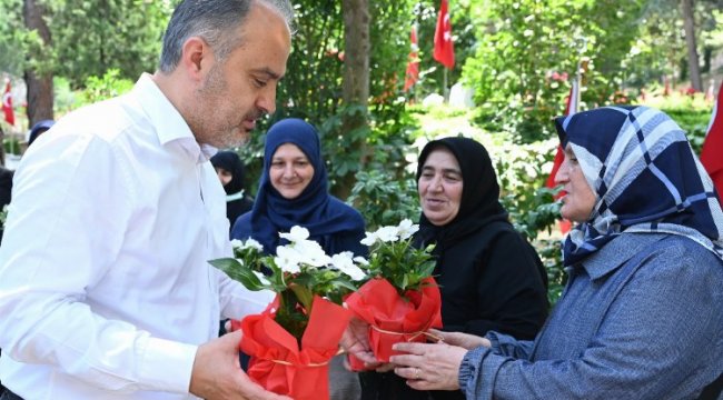 Şehitlikte bayram hüznü