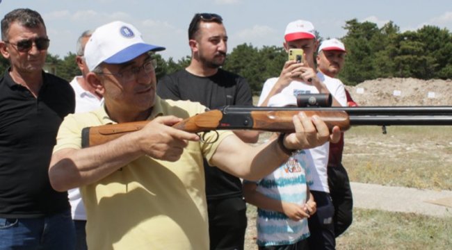 Başkan Işık Kütahya'da atış yarışmalarına katıldı